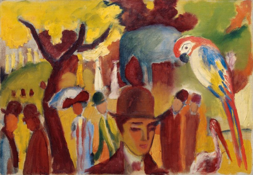 Ein buntes, abstraktes Gemälde zeigt Menschen mit Hüten, einen großen Papagei, einen Elefanten und Bäume mit gelbem Laub. Die Szene ist lebendig und surreal mit kühnen Pinselstrichen und leuchtenden Farben.