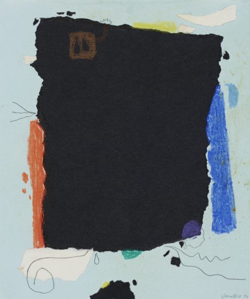 Abstraktes Kunstwerk mit einem großen, unregelmäßigen schwarzen Quadrat in der Mitte eines hellblauen Hintergrunds, umrandet von strukturierten roten, blauen und weißen Flecken, mit kleinen Kritzeleien und verstreuten Papierfragmenten.