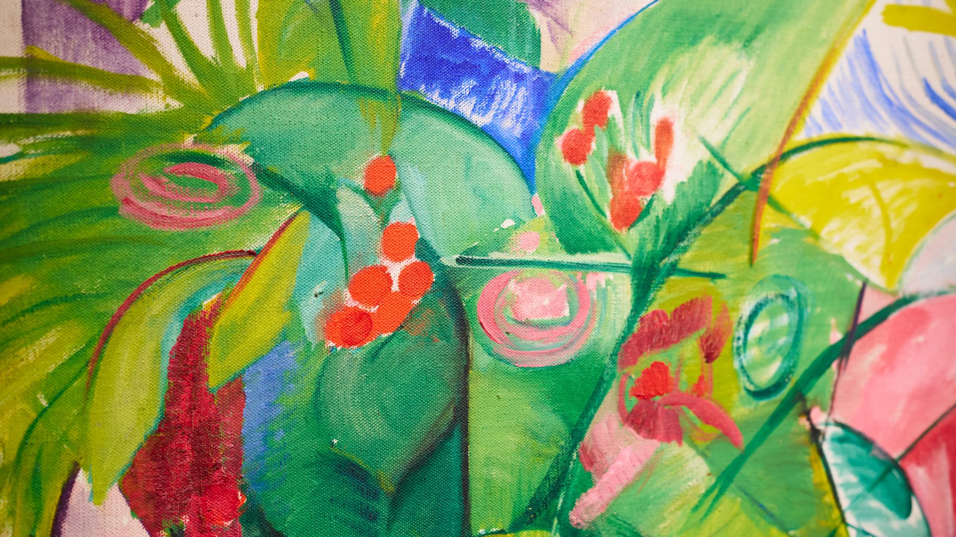 Ein farbenfrohes abstraktes Gemälde mit grünen Blättern, roten Beeren, rosafarbenen Wirbeln und leuchtend blauen und gelben Pinselstrichen, das an eine üppige, tropische Gartenszene erinnert.
