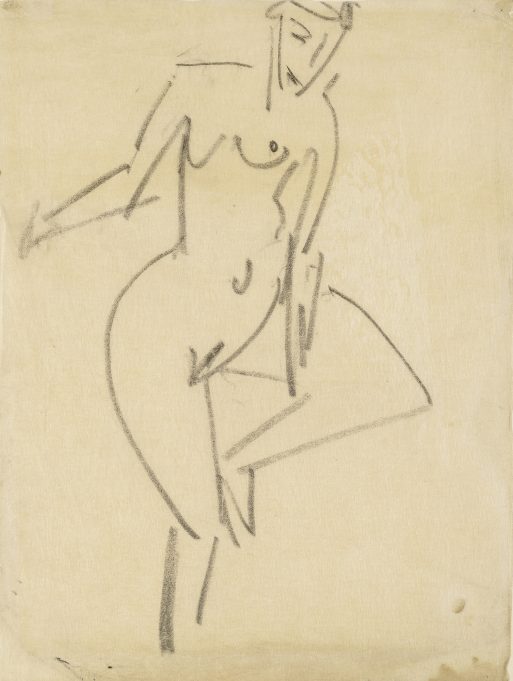 Eine minimalistische Kohleskizze einer nackten menschlichen Figur, gezeichnet mit lockeren, fließenden Linien auf cremefarbenem Papier. Die Figur steht mit einem gebeugten Knie, was Bewegung oder Tanz suggeriert.