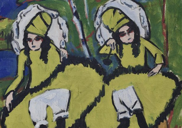 Zwei Frauen in gelben Kleidern und großen weißen Hüten sitzen nebeneinander vor einem bunten, abstrakten Hintergrund. Beide haben dunkles Haar und Stiefel, wobei die eine ihren Kopf auf ihre Hand stützt und die andere aufrecht sitzt.