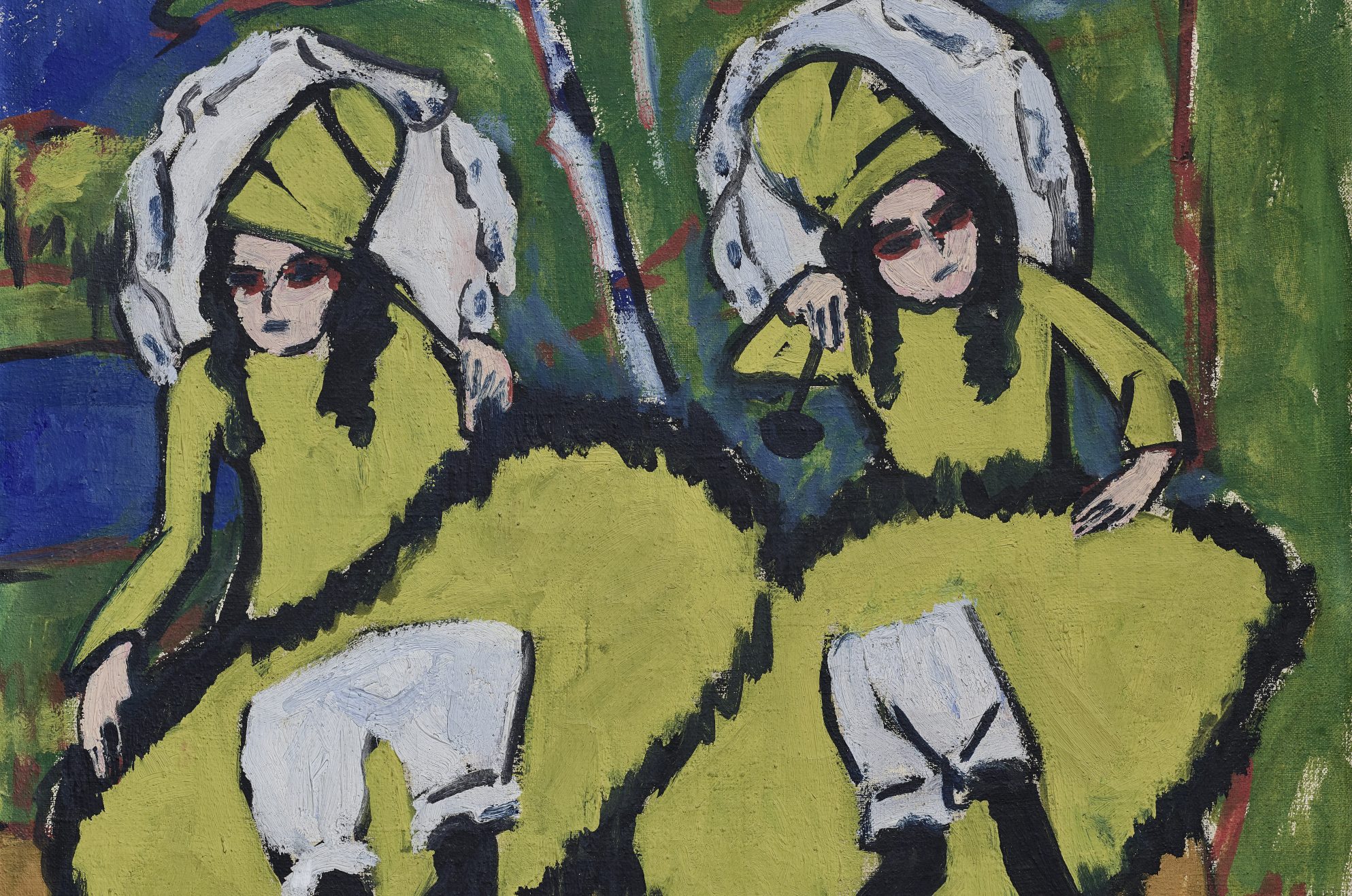 Zwei Frauen in gelben Kleidern und großen weißen Hüten sitzen nebeneinander vor einem bunten, abstrakten Hintergrund. Beide haben dunkles Haar und Stiefel, wobei die eine ihren Kopf auf ihre Hand stützt und die andere aufrecht sitzt.