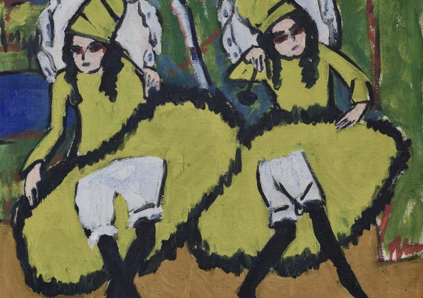 Zwei Frauen in gelben Kleidern und großen weißen Hüten sitzen nebeneinander vor einem bunten, abstrakten Hintergrund. Beide haben dunkles Haar und Stiefel, wobei die eine ihren Kopf auf ihre Hand stützt und die andere aufrecht sitzt.