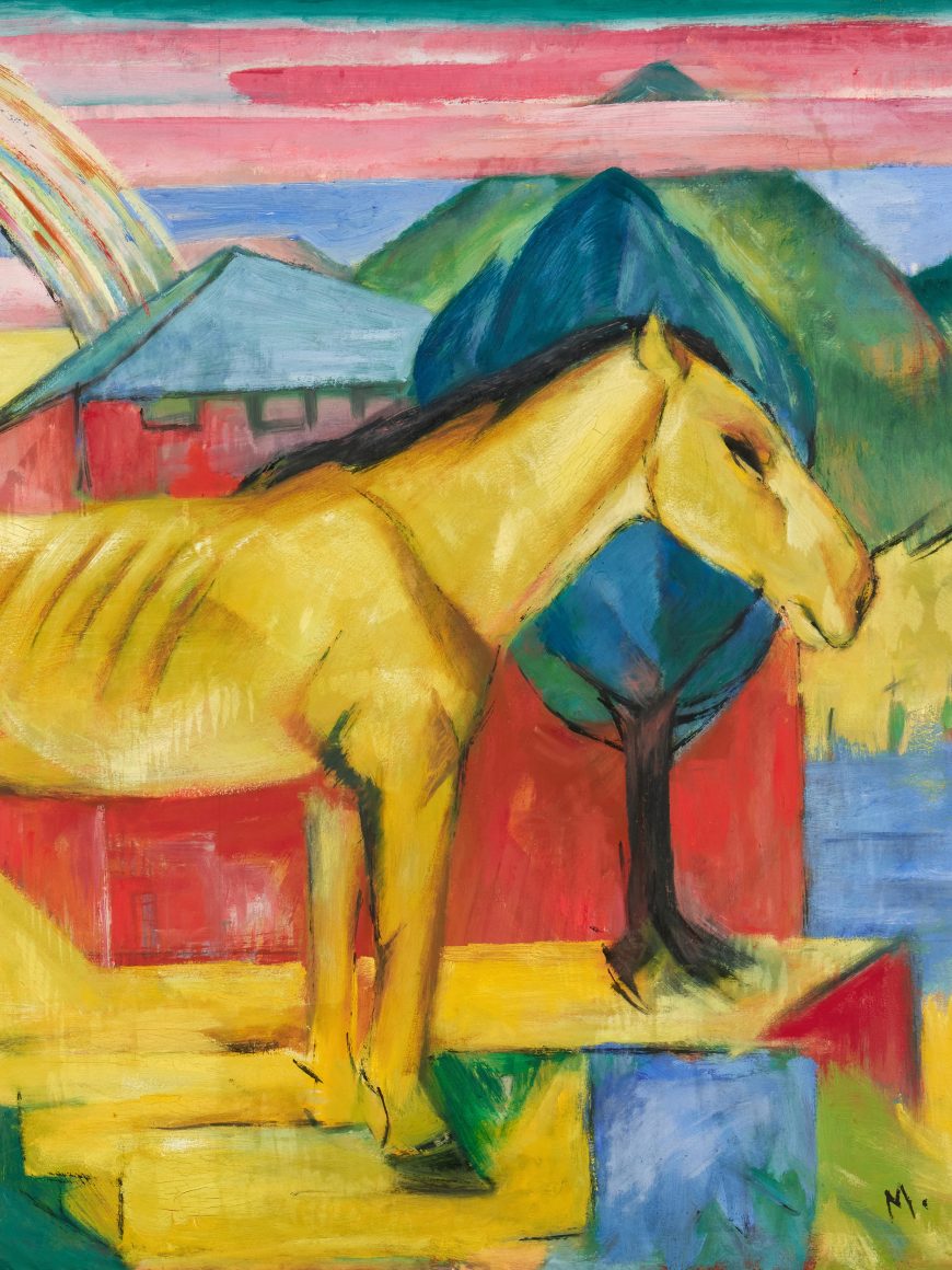 Ein gelbes Pferd steht in einer bunten, abstrakten Landschaft mit roten und blauen Gebäuden, grünen Hügeln, einem Regenbogen und stilisierten Bäumen unter einem rosa und blauen Himmel. Das Gemälde verwendet kräftige, ausdrucksstarke Pinselstriche.