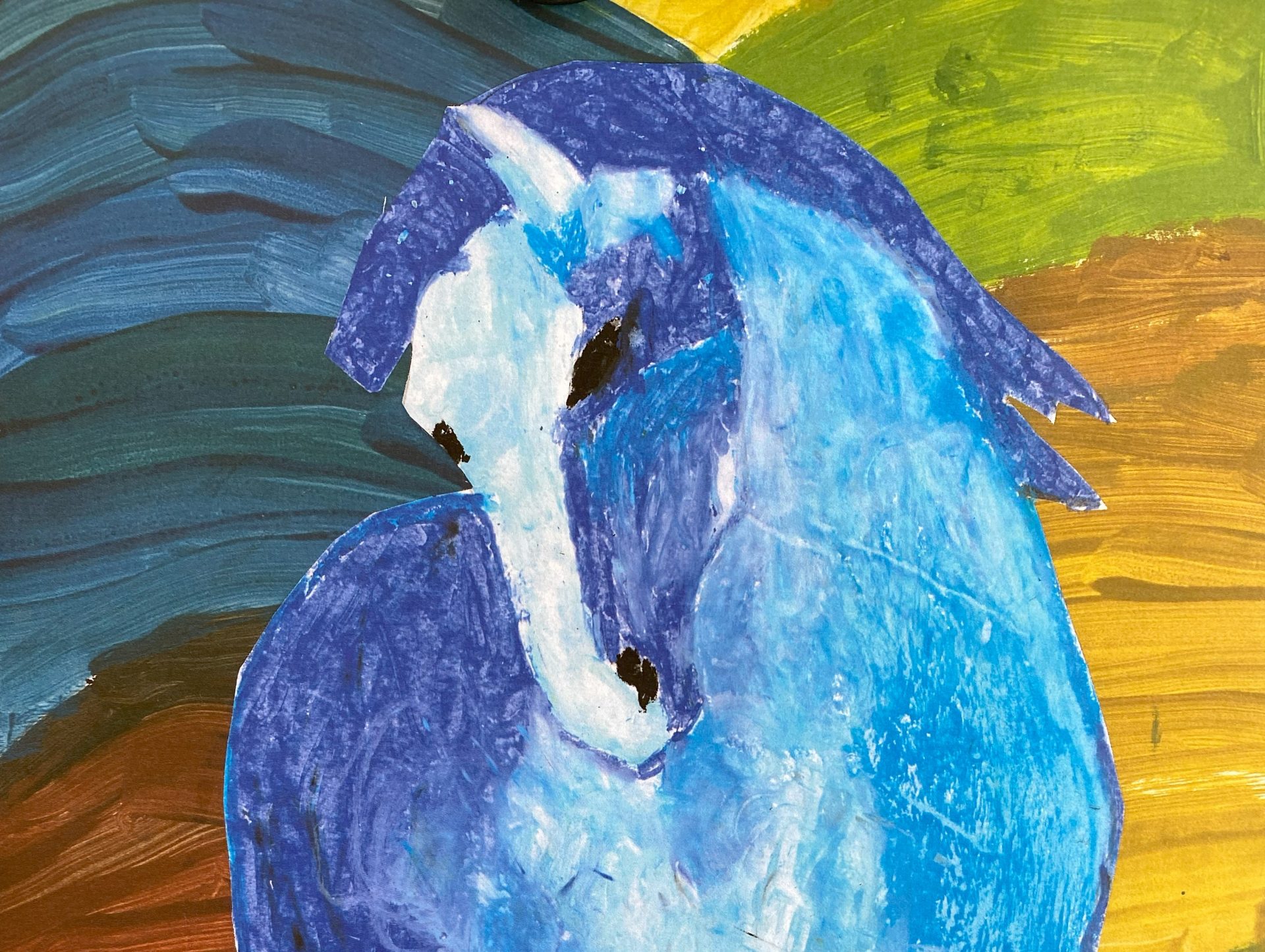 Ein Gemälde eines blauen Pferdes mit weißem Gesicht und dunklen Augen vor einem mehrfarbigen, abstrakten Hintergrund aus grünen, gelben und blauen Pinselstrichen.