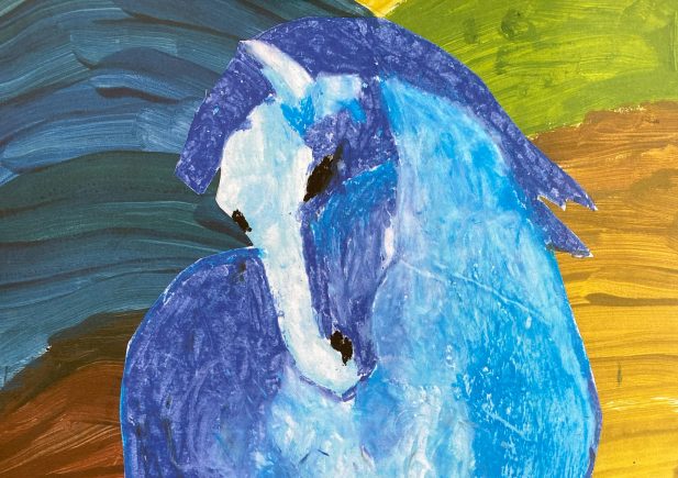 Ein Gemälde eines blauen Pferdes mit weißem Gesicht und dunklen Augen vor einem mehrfarbigen, abstrakten Hintergrund aus grünen, gelben und blauen Pinselstrichen.
