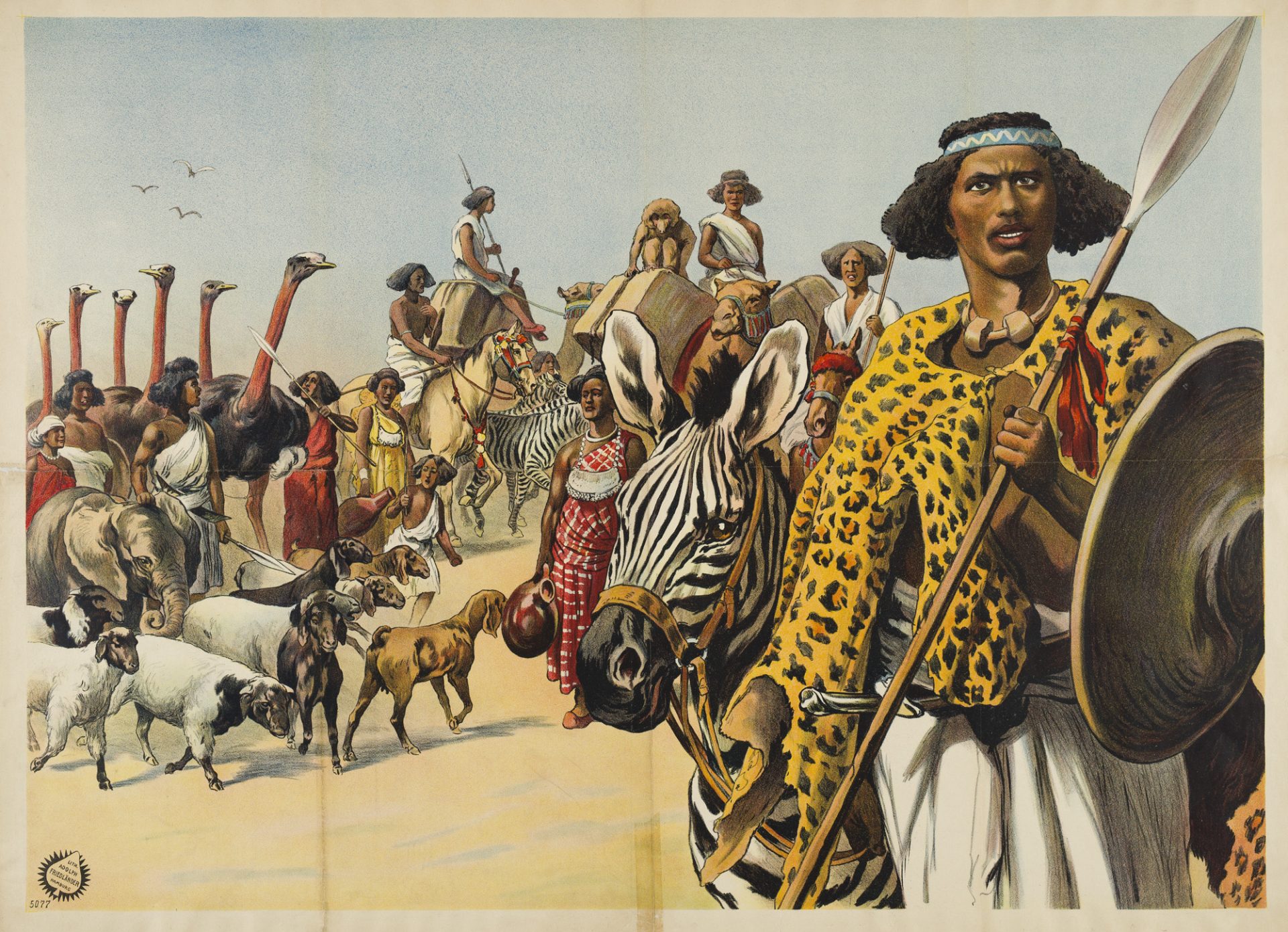Eine Gruppe von Menschen in traditioneller Kleidung führt Tiere wie Zebras, Strauße und Antilopen über eine sandige Landschaft unter blauem Himmel. Ein Mann mit Leopardenmuster steht vorne und hält einen Speer und ein Schild.