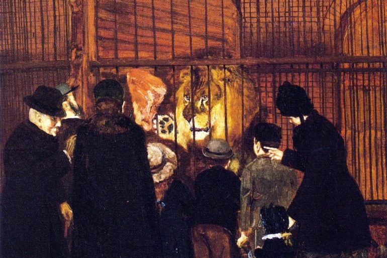 Eine Gruppe von Erwachsenen und Kindern steht in einem Zoo vor einem eingesperrten Löwen und späht durch die Gitterstäbe. Die Menschen sind dunkel und altmodisch gekleidet, und der Löwe ist im Inneren des Geheges zu sehen.