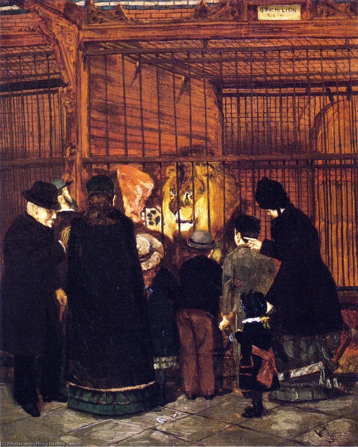Eine Gruppe von Erwachsenen und Kindern steht in einem Zoo vor einem eingesperrten Löwen und späht durch die Gitterstäbe. Die Menschen sind dunkel und altmodisch gekleidet, und der Löwe ist im Inneren des Geheges zu sehen.