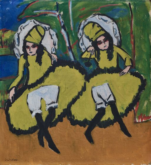 Zwei Frauen in gelben Kleidern und weißen Hauben sitzen Seite an Seite vor einem bunten, abstrakten Hintergrund. Ihre Kleider haben weite, bauschige Röcke, und beide haben ernste Mienen und dunkles Haar. Das Bild ist mit kühnen, ausdrucksstarken Pinselstrichen gemalt.