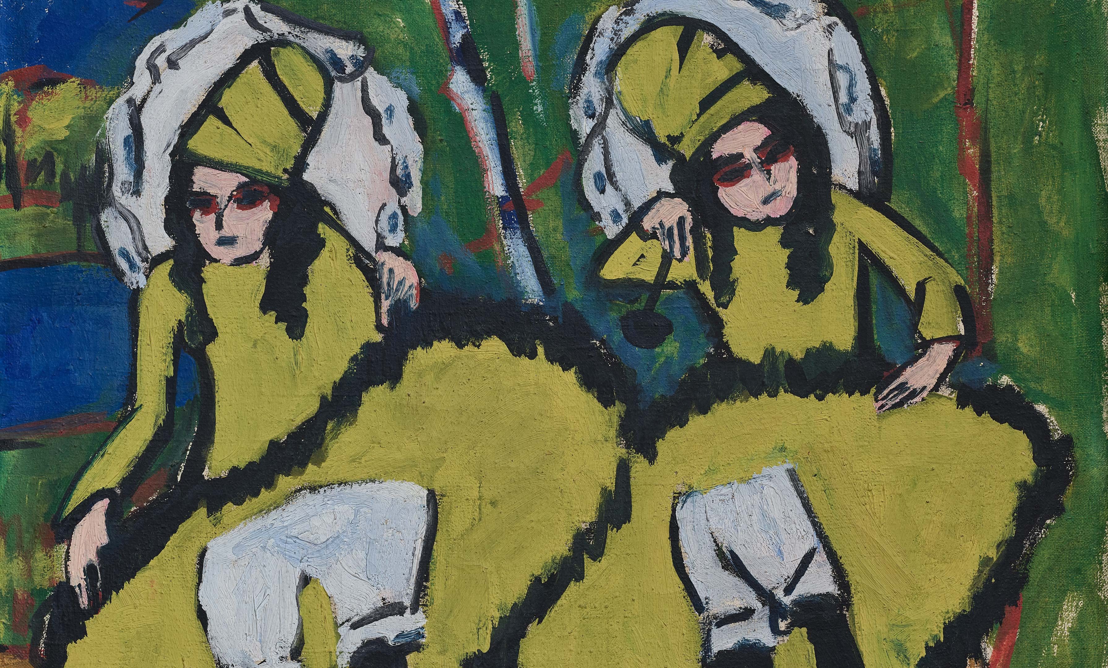 Ein ausdrucksstarkes Gemälde zeigt zwei Frauen in gelben Kleidern und großen weißen Hüten, die nebeneinander sitzen. Ihre Gesichter sind mit dunklen Linien vor einem leuchtend grünen und blauen Hintergrund umrissen.