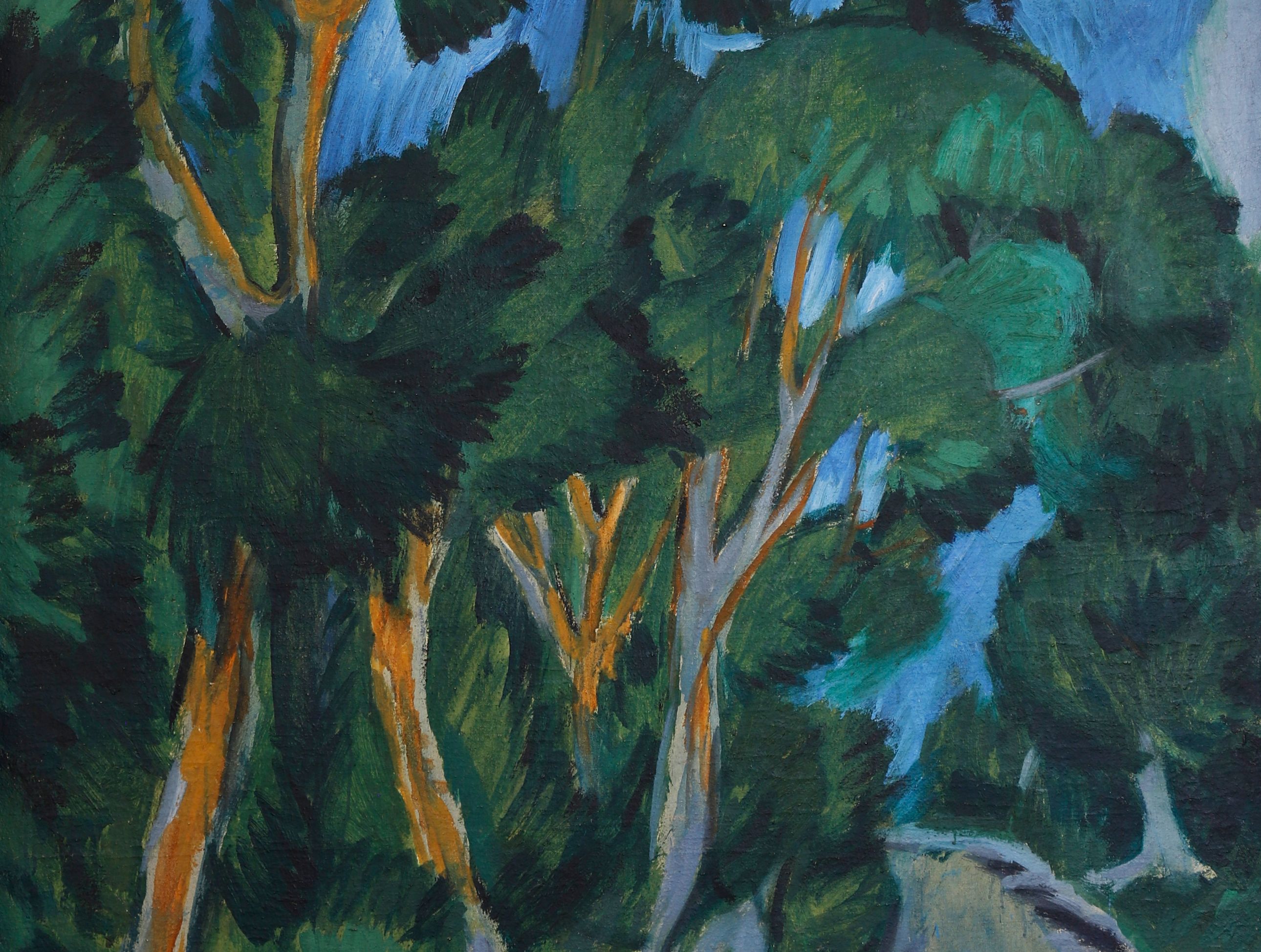 Ein Gemälde mit dichten grünen Bäumen mit braunen Stämmen und Ästen vor einem Hintergrund aus blauem Himmel. Die Pinselstriche sind kühn und ausdrucksstark und erzeugen einen abstrakten, impressionistischen Effekt.