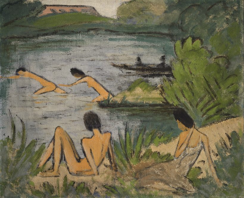 Impressionistisches Gemälde von vier Frauen am Flussufer: zwei sitzen im Gras, eine am Ufer und eine schwimmt. Das Gemälde, das im Presse Franz Marc Museum ausgestellt ist, zeigt üppiges Grün, einen ruhigen Fluss und ein Boot mit fernen Figuren.