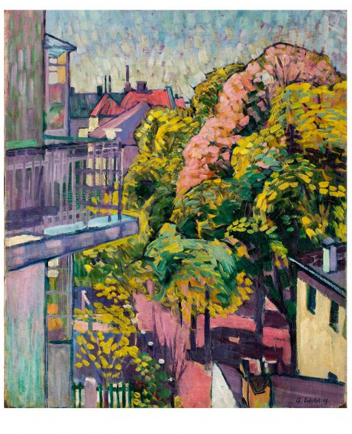 Ein impressionistisches Gemälde einer sonnenbeschienenen Stadtstraße mit belaubten Bäumen und rosafarbenem und gelbem Laub bietet eine Vorschau auf kommende Ausstellungen; Gebäude mit roten Dächern, Balkone und ein Zaun schimmern unter einem blauen Himmel in kräftigen, farbigen Pinselstrichen.