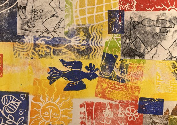 Eine bunte Collage mit abstrakten Drucken und Zeichnungen, darunter ein blauer Vogel, Sonnengesichter, ein Bär, Berge und verschiedene geometrische Muster in Gelb-, Rot-, Blau- und Weißtönen.