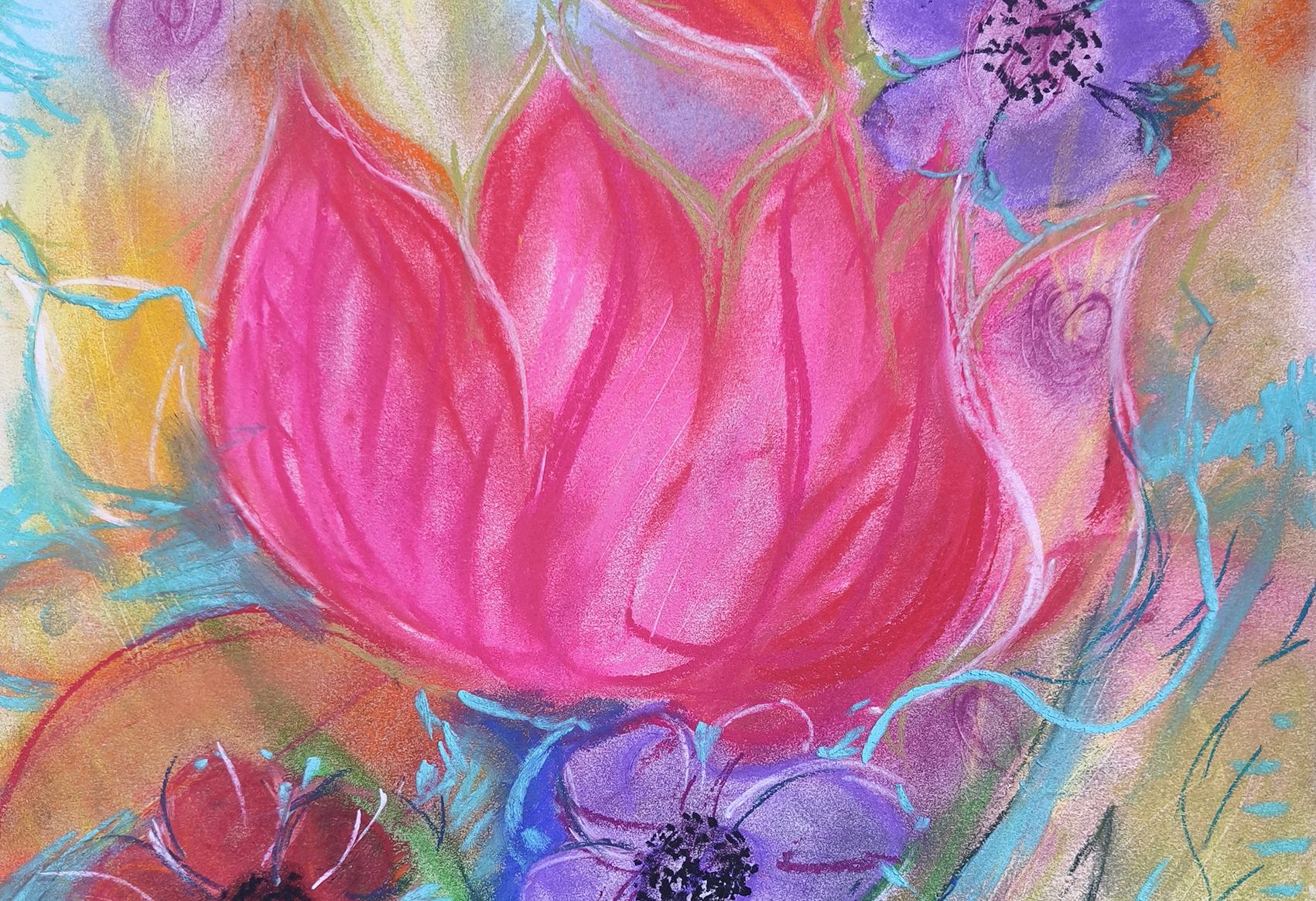 Ein lebhaftes, farbenfrohes Gemälde mit einer großen rosafarbenen Blume in der Mitte, umgeben von lila und roten Blüten, mit wirbelnden blauen, grünen und gelben Strichen im Hintergrund, die eine abstrakte, lebendige Komposition ergeben.