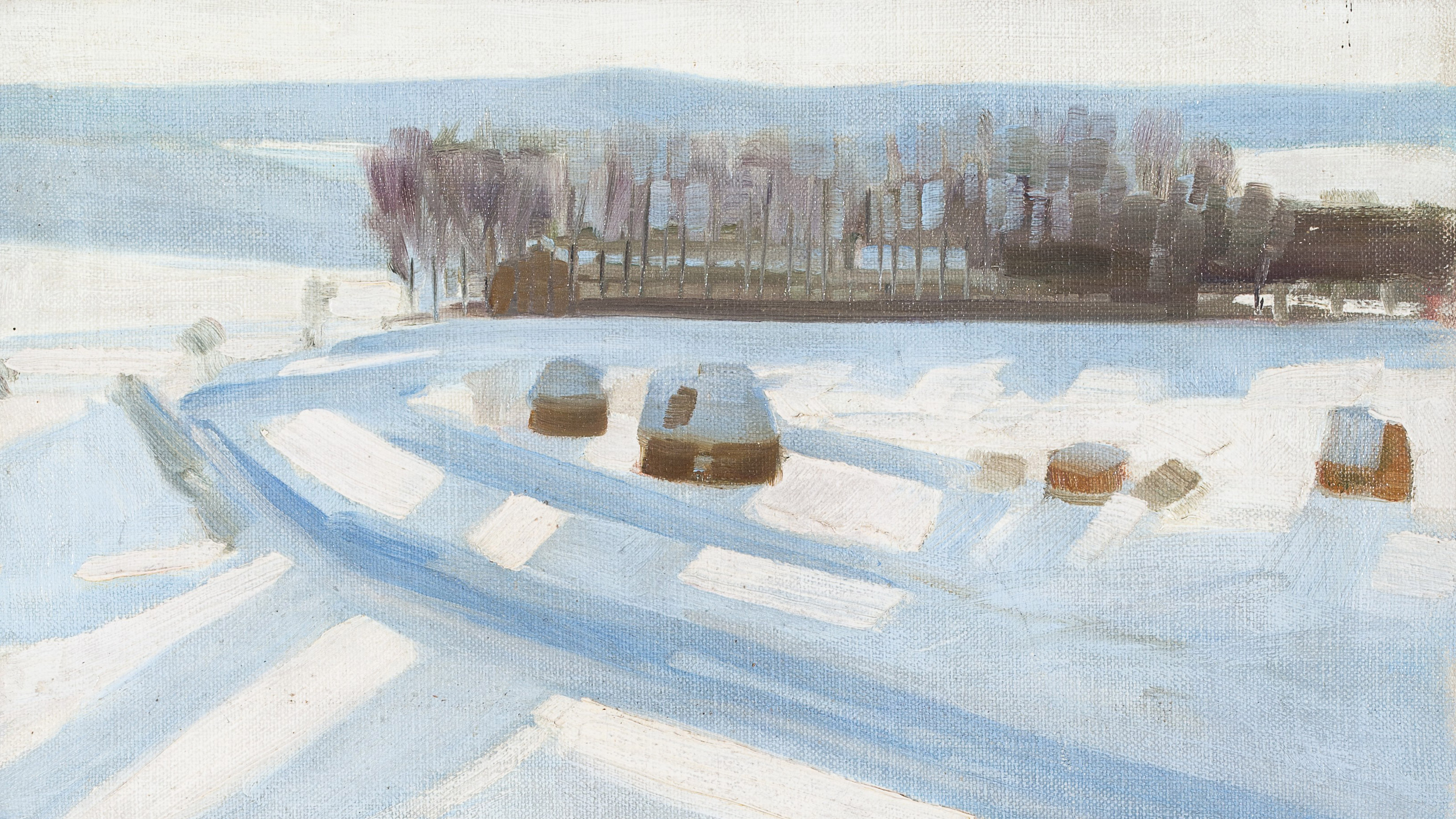 Impressionistisches Gemälde einer Schneelandschaft mit einer blauen Straße, die sich durch den schneebedeckten Boden schlängelt, einer Baumreihe im Hintergrund und abstrakten Formen, die Heuhaufen oder Gebäude darstellen.