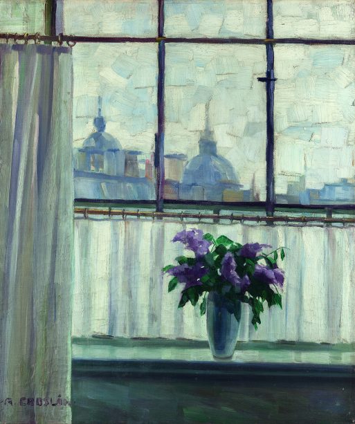 Ein Gemälde zeigt eine Vase mit violetten Blumen auf einer Fensterbank. Weiße Vorhänge rahmen die Aussicht ein und geben den Blick frei auf weit entfernte Gebäude mit Kuppeln und Türmen - eine subtile Anspielung auf Zoo und Moderne - unter einem blassen Himmel.