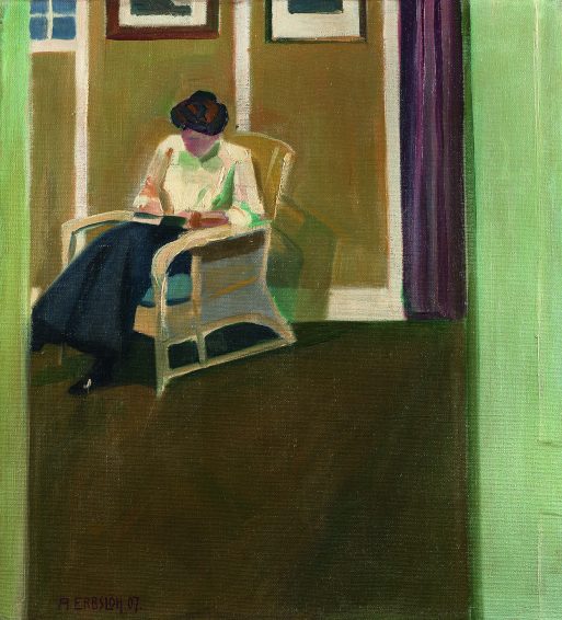 Eine Frau in Kleidung des frühen 20. Jahrhunderts sitzt in einem weißen Stuhl und liest ein Buch in einem warm beleuchteten Raum mit braunen Wänden und gerahmten Bildern, die an die ruhige Eleganz von Zoo und Moderne erinnern. Die Szene wird durch eine grüne Türöffnung betrachtet.