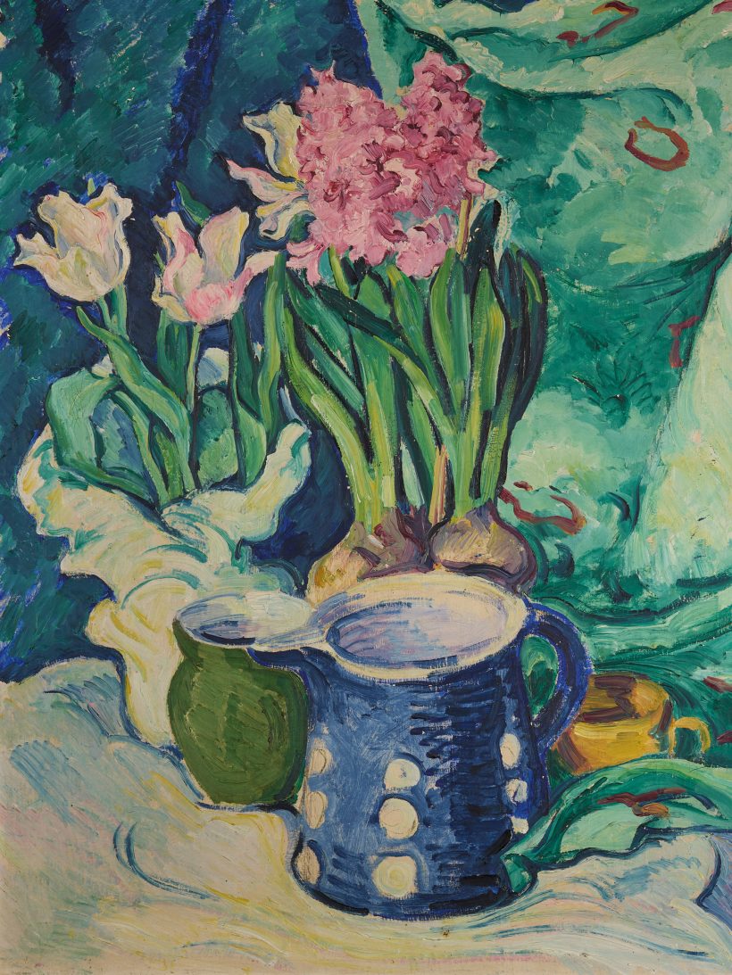 Ein Gemälde mit rosa Hyazinthen und weißen Tulpen mit grünen Blättern in Krügen und einer Vase vor einem leuchtend grünen und blauen Hintergrund.