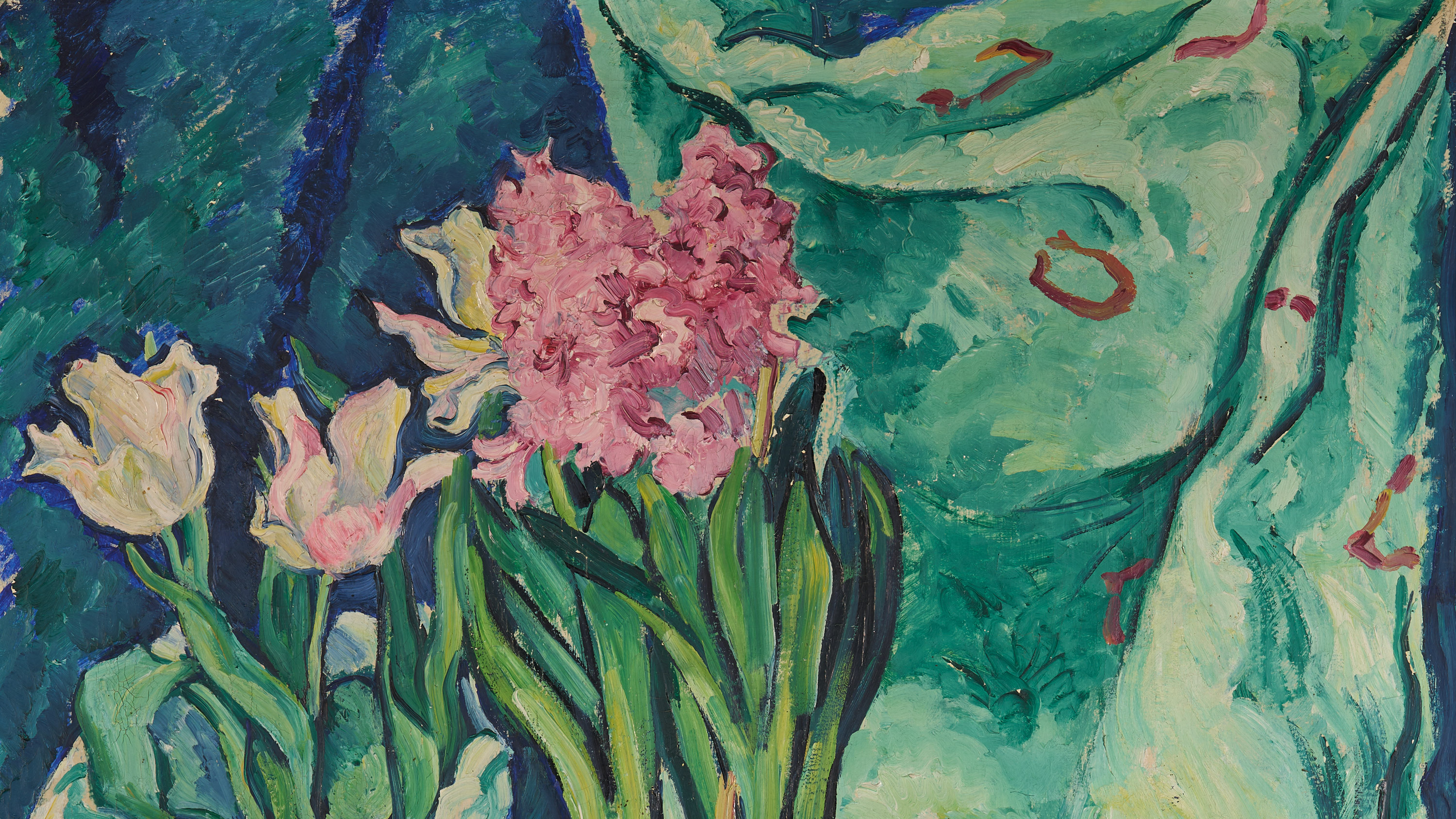 Ein impressionistisches Gemälde mit rosa und weißen Blumen mit grünen Blättern vor einem blauen und grünen, drapierten Stoffhintergrund mit roten Akzenten.