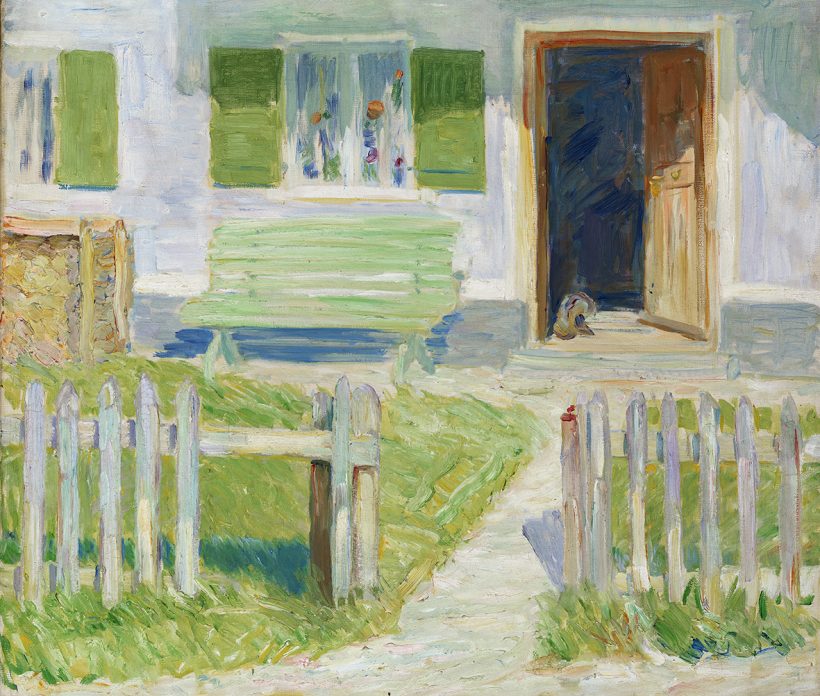 Ein impressionistisches Gemälde einer sonnenbeschienenen Hausfassade, inspiriert von Motiven in der Nähe des Franz-Marc-Museums in Presse, mit grünen Fensterläden, einer grünen Bank, einer offenen Haustür, einem weißen Lattenzaun und einer kleinen Katze, die in der einladenden Tür sitzt.