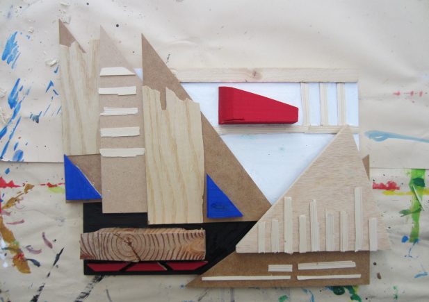 Ein abstraktes Mixed-Media-Kunstwerk aus hölzernen Dreiecken, Rechtecken und bemalten Formen in Rot, Blau, Schwarz und Weiß auf einer mit Farbe befleckten Oberfläche. Die Komposition ist geometrisch und vielschichtig.