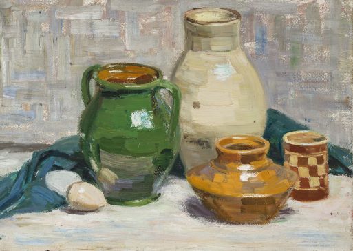 Ein Stillleben mit einem grünen Krug, einer beigen Vase, einer gelb-orangefarbenen Schale, einer karierten Tasse, zwei Eiern und einem blauen Tuch, die auf einer weißen Fläche vor einem gemusterten Hintergrund angeordnet sind.