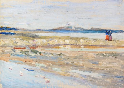 In einem Gemälde im impressionistischen Stil spazieren zwei Frauen in blauer und roter Kleidung unter einem strahlend bewölkten Himmel an einem sandigen, felsigen Ufer am Wasser entlang – eine faszinierende Vorschau auf kommende Ausstellungen, die ruhige Momente und lebendige Kunst zum Ausdruck bringt.
