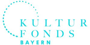 Logo mit türkisfarbenem Schriftzug „Kulturfonds Bayern“. Das Wort „Kulturfonds“ ist in großen Serifenbuchstaben geschrieben, darunter steht „Bayern“ in kleinerer serifenloser Schrift. Ein gepunkteter Halbkreis schlingt sich um die obere linke Ecke des Schriftzugs und vermittelt ein Gefühl der Vorfreude sowie einen Ausblick auf kommende Ausstellungen.