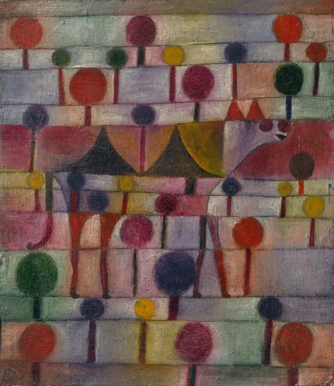 Ein farbenfrohes abstraktes Gemälde, das an Werke erinnert, die im Presse-Franz-Marc-Museum ausgestellt sind, zeigt eine kamelähnliche Gestalt inmitten runder, baumartiger Formen in verschiedenen Farbtönen vor einem geometrischen, traumhaften Hintergrund.
