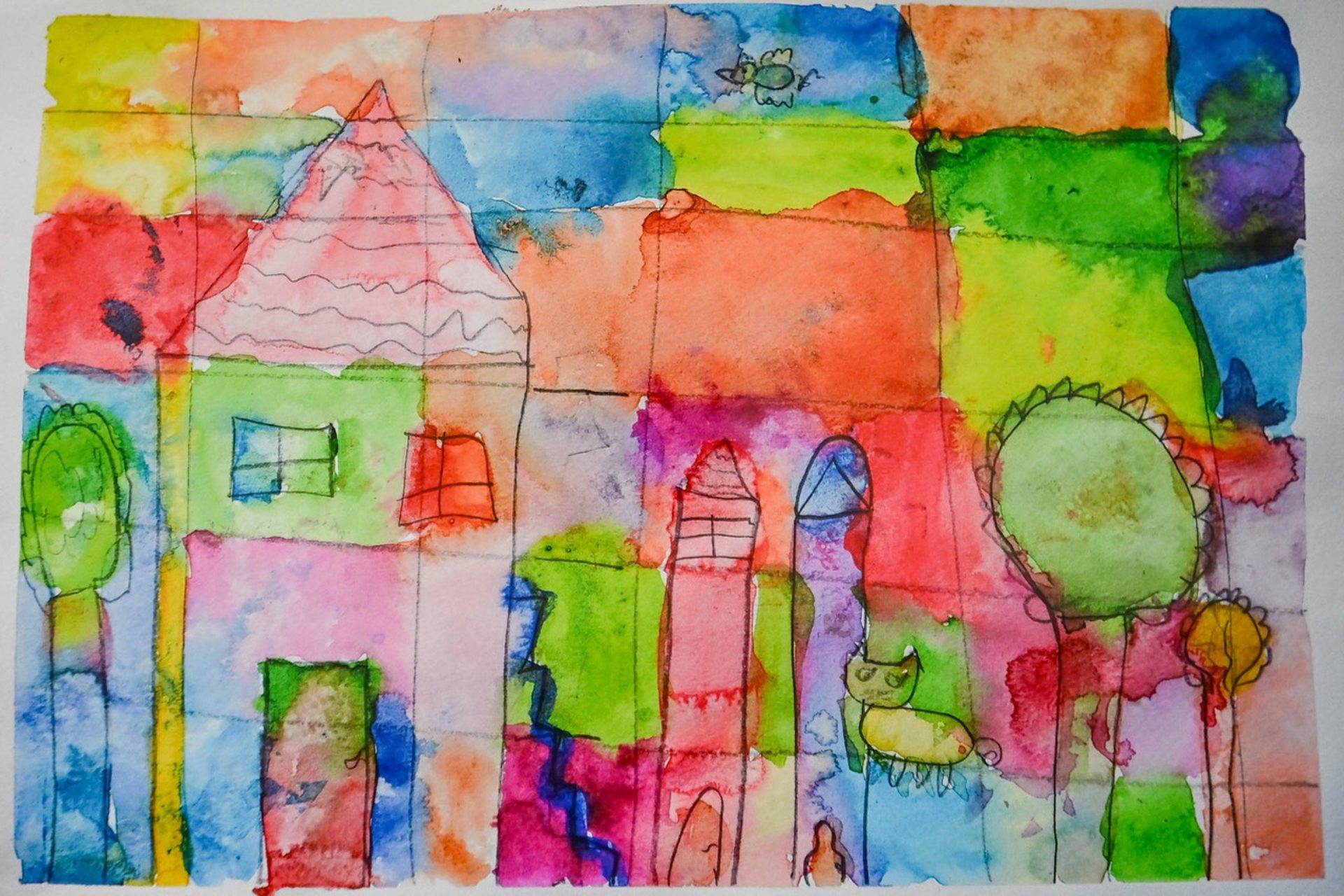 Farbenfrohes Aquarellbild eines Hauses mit dreieckigem Dach, Bäumen und abstrakten Formen. Linien umrahmen das Haus und die Bäume, während lebhafte Rot-, Blau-, Grün-, Orange- und Rosatöne den Hintergrund ausfüllen.