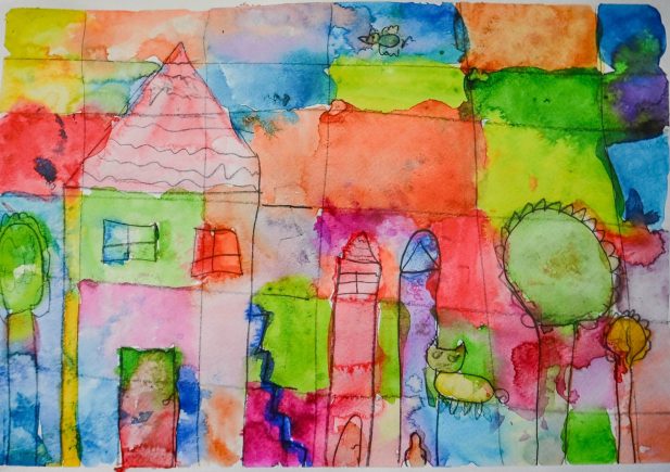 Farbenfrohes Aquarellbild eines Hauses mit dreieckigem Dach, Bäumen und abstrakten Formen. Linien umrahmen das Haus und die Bäume, während lebhafte Rot-, Blau-, Grün-, Orange- und Rosatöne den Hintergrund ausfüllen.