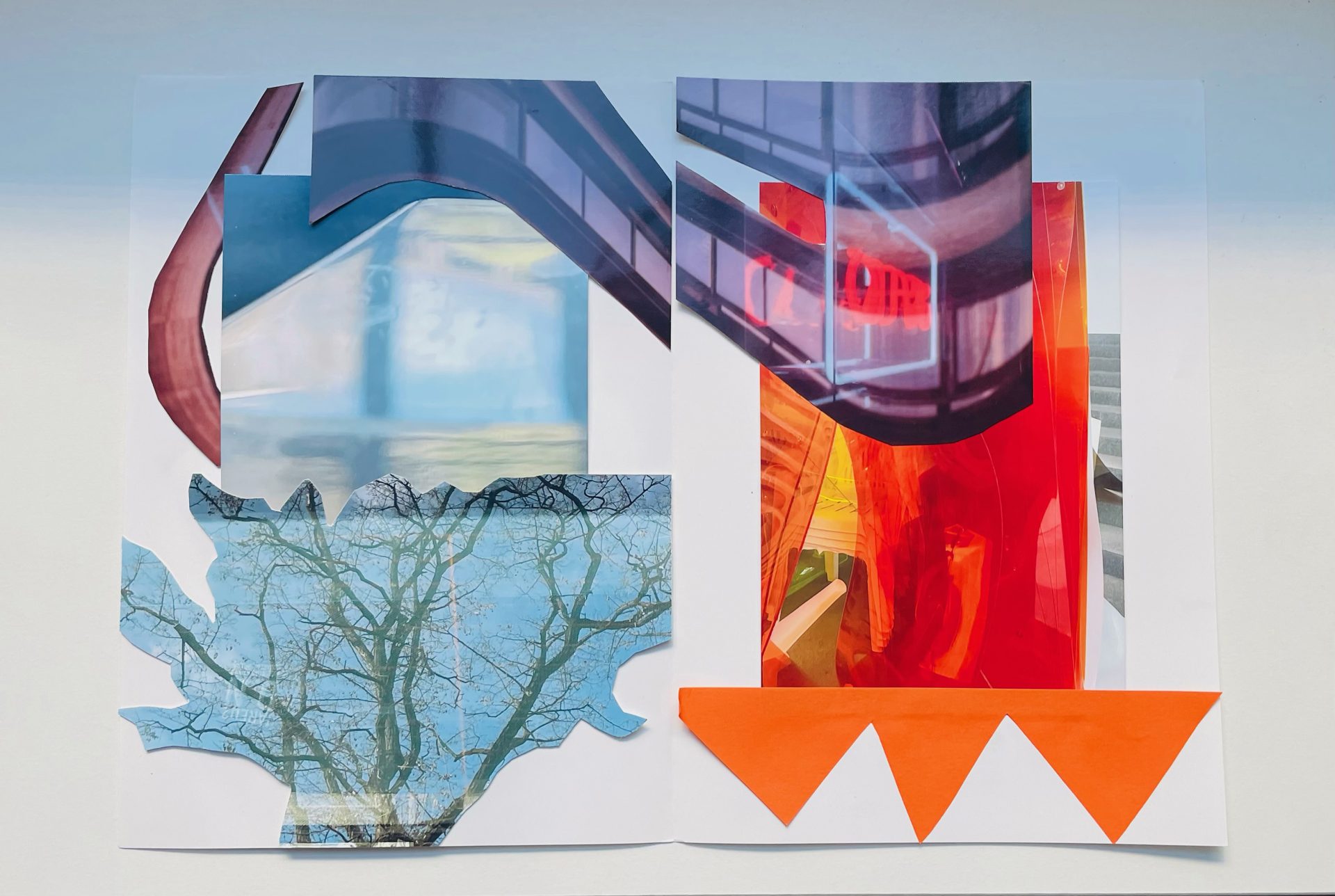 Eine Collage aus abstrakten Formen, Baumzweigen und architektonischen Elementen in Blau-, Rot- und Orangetönen auf weißem Papier, mit einer Reihe orangefarbener Dreiecke unten rechts.