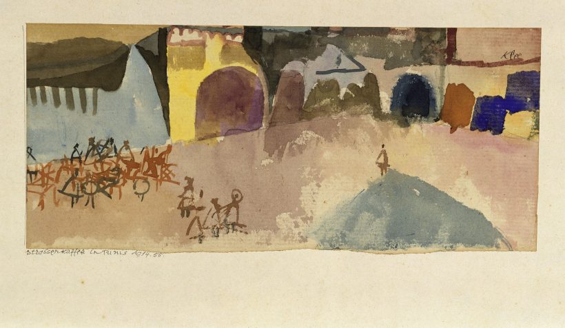 Ein Aquarell zeigt einen abstrakten Stadtplatz mit gewölbten Gebäuden, gedämpften Erdtönen, vereinzelten Figuren sowie blauen, gelben und violetten Akzenten. Die Szene vermittelt eine lebendige und zugleich traumhafte Atmosphäre – eine Vorschau auf kommende Ausstellungen, die die Betrachter dazu einlädt, in die fantasievolle Welt zukünftiger Ausstellungen einzutauchen.