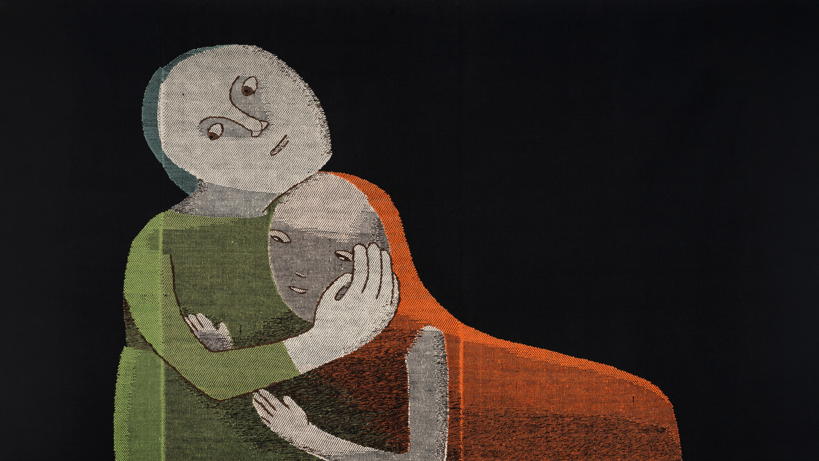 Textilkunstwerk mit zwei stilisierten Figuren, die sich vor schwarzem Hintergrund umarmen – die eine in Grün, die andere in einem wallenden orangefarbenen Gewand –, als Vorgeschmack auf kommende Ausstellungen.